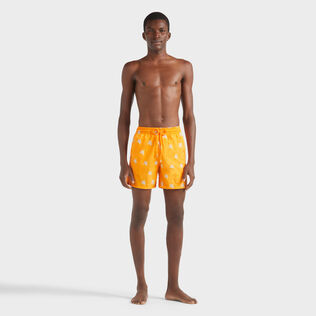 Pantaloncini mare uomo ricamati Micro Ronde des Tortues Diagonale - Edizione limitata Carota vista frontale indossata