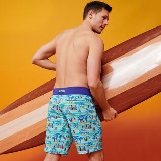 Uomo Altri Stampato - Costume da bagno uomo elasticizzato Palms & Surfs - Vilebrequin x The Beach Boys, Lazulii blue vista indossata posteriore