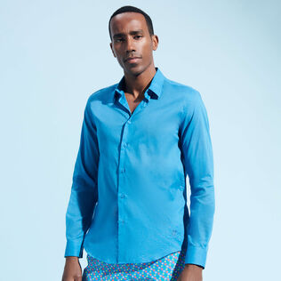 Camicia unisex leggera in voile di cotone tinta unita Calanque vista frontale indossata