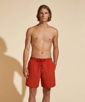 男士纯色游泳短裤 - Vilebrequin x Highsnobiety Rooibos 正面穿戴视图