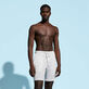 Bermuda cargo uomo in lino tinta unita Bianco vista frontale indossata