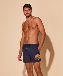 Pantaloncini mare uomo con ricamo applicato The Year of the Dragon Blu marine vista frontale indossata