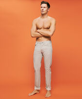 Pantaloni uomo stampati a 5 tasche Micro Dot Caviale vista frontale indossata
