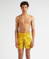 Pantaloncini mare uomo ricamati Hibiscus - Edizione limitata Granoturco vista frontale indossata