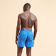 Marché Provencal Badeshorts mit Stickerei für Herren – Limitierte Serie Earthenware Rückansicht getragen