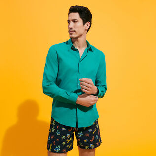 Camicia unisex leggera in voile di cotone tinta unita Emerald vista frontale indossata