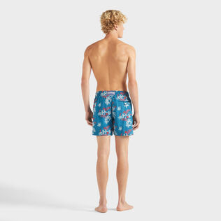 Flowers Power Badeshorts mit Stickerei für Herren Peacock Rückansicht getragen