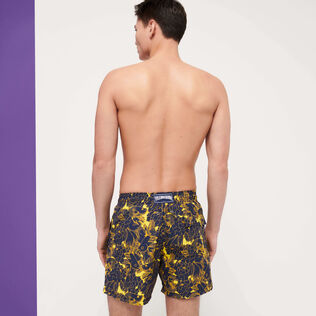男款 Classic 印制 - 男士 Hidden Fishes 泳裤, Lemon 背面穿戴视图