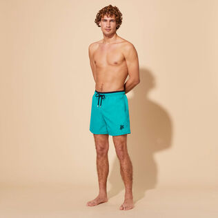 Zweifarbige Solid Bicolore Badeshorts für Herren Tropezian green Vorderseite getragene Ansicht
