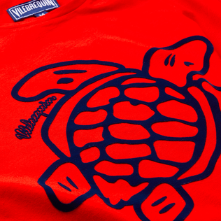 Camiseta de algodón orgánico con tortuga bordada para hombre Amapola detalles vista 1