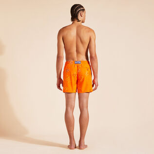 Tortues Multicolore Badeshorts mit Stickerei für Herren – Limitierte Serie Apricot Rückansicht getragen