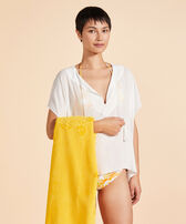 Serviette de plage unie en coton organique Maïs vue portée de face femme