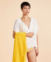 有机棉的纯色沙滩巾 Corn 女性正面穿戴视图