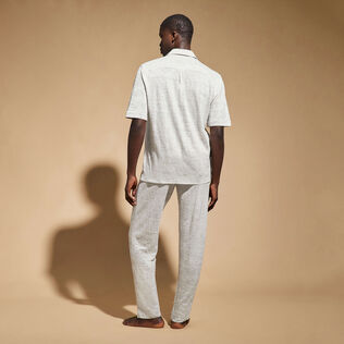 Camisa de bolos unisex en lino de color liso Lihght gray heather vista trasera desgastada