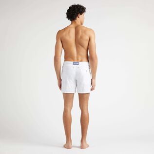 男士 Micro Ronde des Tortues Diagonale 刺绣游泳短裤 - 限量版 White 背面穿戴视图