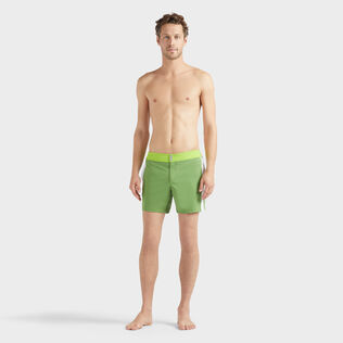 Pantaloncini mare uomo elasticizzati con cintura piatta Color Block Camouplage vista frontale indossata