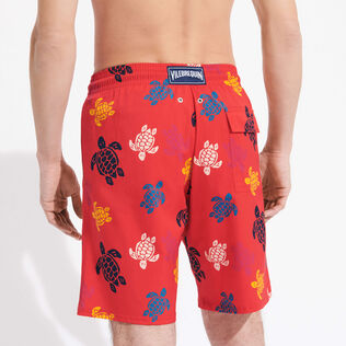男士 Ronde des Tortues Multicolores 长款游泳短裤 Poppy red 背面穿戴视图
