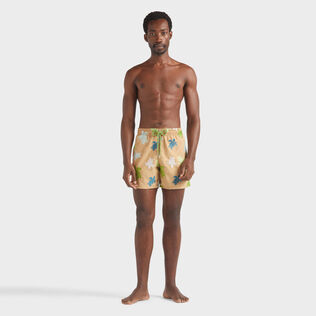 Tortues Multicolore Badeshorts mit Stickerei für Herren – Limitierte Serie Mocha Vorderseite getragene Ansicht