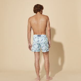Camo Seaweed Badeshorts mit Stickerei für Herren – Limitierte Serie Thalassa Rückansicht getragen