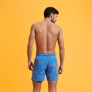 男士 VBQ Turtles 刺绣游泳短裤 - 限量版 Earthenware 背面穿戴视图