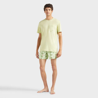Camiseta de algodón orgánico de color liso natural para hombre Macaroon vista frontal desgastada