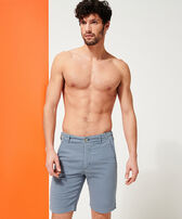 Micro Flowers Chino-Bermudashorts für Herren Grau metallik Vorderseite getragene Ansicht