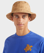 Bob brodé unisexe Tortue All Over Moka vue portée de face