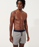 Vilebrequin x The Woolmark Company Super 120' S Badeshorts aus Wolle für Herren Graumeliert Vorderseite getragene Ansicht