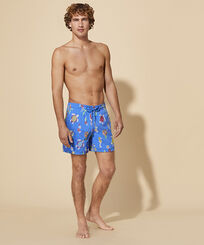 男士 Mosaïque 刺绣游泳短裤 - 限量版 Earthenware 正面穿戴视图