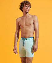 Zweifarbige Solid Bicolore Badeshorts für Herren Thalassa Vorderseite getragene Ansicht