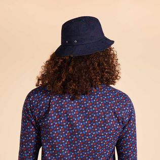 Embroidered Bucket Hat Turtles All Over Marineblau Rückansicht getragen