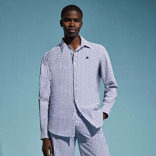 Camicia uomo a righe in seersucker Blu jeans vista frontale indossata