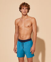 Pantaloncini mare uomo in lana Super 120' Azzurro vista frontale indossata