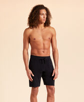 Bermuda short en éponge homme uni Noir vue portée de face