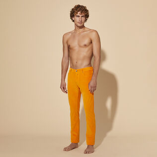 Pantaloni uomo a 5 tasche in velluto a coste 1500 righe Carota vista frontale indossata