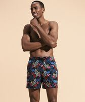 Fond Marins Badeshorts mit Stickerei für Herren – Limitierte Serie Schwarz Vorderseite getragene Ansicht