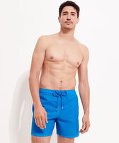 Ultraleichte und verstaubare Solid Badeshorts für Herren Hawaii blue Vorderseite getragene Ansicht