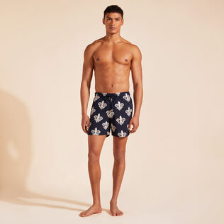 男士 Fleur de Poulpes 刺绣游泳短裤 - 限量版 Navy 正面穿戴视图