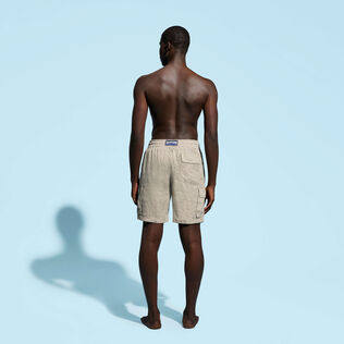 男士纯色亚麻百慕大工装短裤 Safari 背面穿戴视图