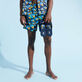 Chanclas de playa con estampado Piranhas para hombre Azul marino vista trasera desgastada