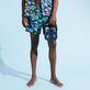 Piranhas Bade-Zehentrenner für Herren Marineblau Rückansicht getragen