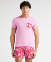 Beflocktes Tahiti Heart Turtle T-Shirt aus Bio-Baumwolle Unisex Petunia Vorderseite getragene Ansicht