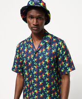Camicia uomo bowling in lino Tortues Rainbow Multicolor - Vilebrequin x Kenny Scharf Blu marine vista frontale indossata