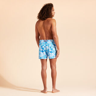 Tahiti Flowers Stretch-Badeshorts für Herren Weiss Rückansicht getragen