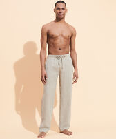 Pantalon en lin homme uni coloration minérale naturelle Eucalyptus vue portée de face