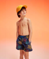 Maillot de bain garçon Ronde des Tortues Tricot - Vilebrequin x Falke Bleu marine vue portée de face