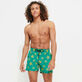 Starfish Dance Badeshorts mit Stickerei für Herren – Limitierte Serie Linde Vorderseite getragene Ansicht