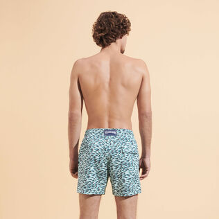 Gulf Stream Stretch-Badeshorts für Herren Thalassa Rückansicht getragen