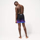 男士 Hot Rod 360° 泳裤 - Vilebrequin x Sylvie Fleury 合作款 Black 背面穿戴视图