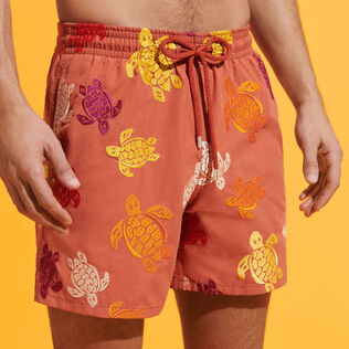 Pantaloncini mare uomo ricamati Ronde Tortues Multicolores - Edizione limitata Tomette dettagli vista 1